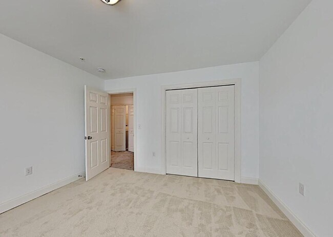 Building Photo - 125 Surrey Ct