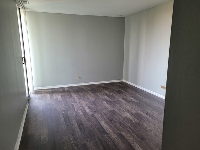 Building Photo - 6010 Oakwood Dr