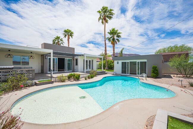 Building Photo - European-inspired Mid-Century Henderson Home!