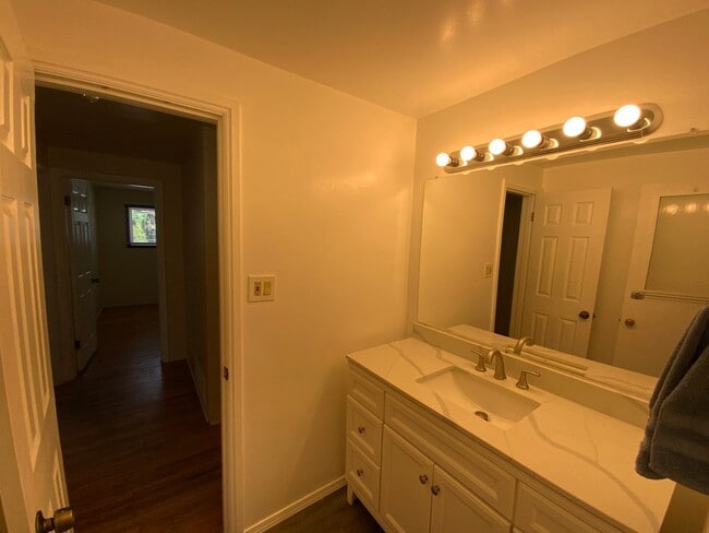 Building Photo - 3 Bedroom Single Story Home Available Near...