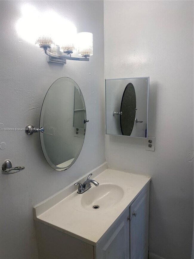 Building Photo - 205 NE 141st St