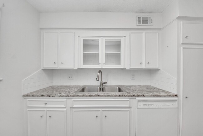 Building Photo - 2744 Briarhurst Dr