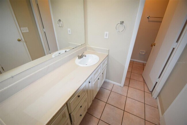 Building Photo - 1204 Honeytree Ln W