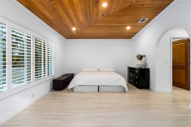 Building Photo - 2085 Ixora Rd