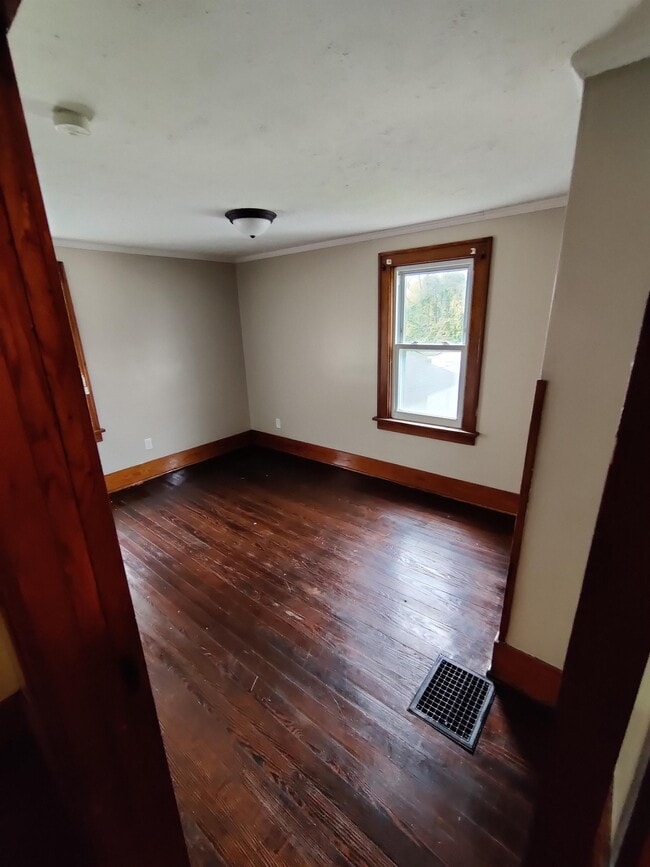 Building Photo - 127 E Woodside St