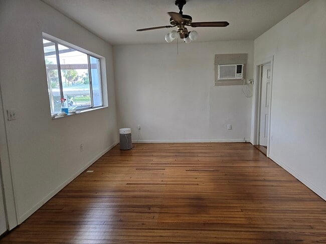 Building Photo - 940 Bay St NE