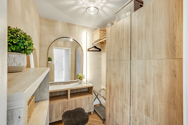 Building Photo - Gorgeous Riverfront 3/2 with dock!!