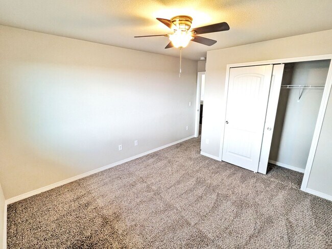 Building Photo - Stunning Modern Home with SHORT TERM LEASE...
