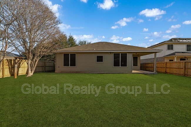 Building Photo - 216 Silver Wing