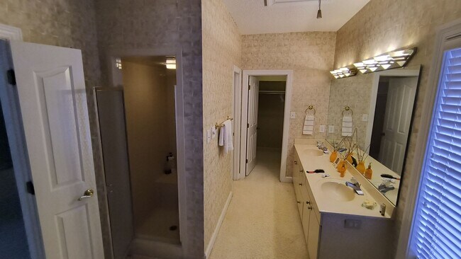 Building Photo - 423 Brightwood Dr