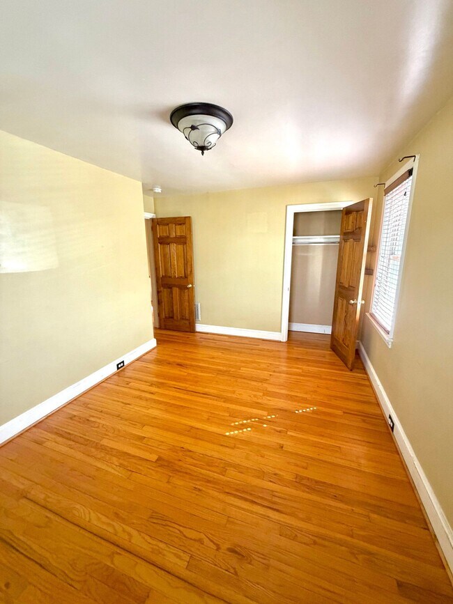 Building Photo - 738 E Madison St