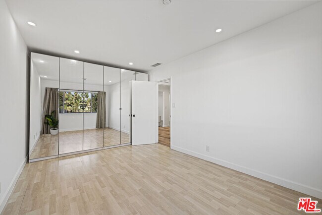 Building Photo - 1435 N Fairfax Ave