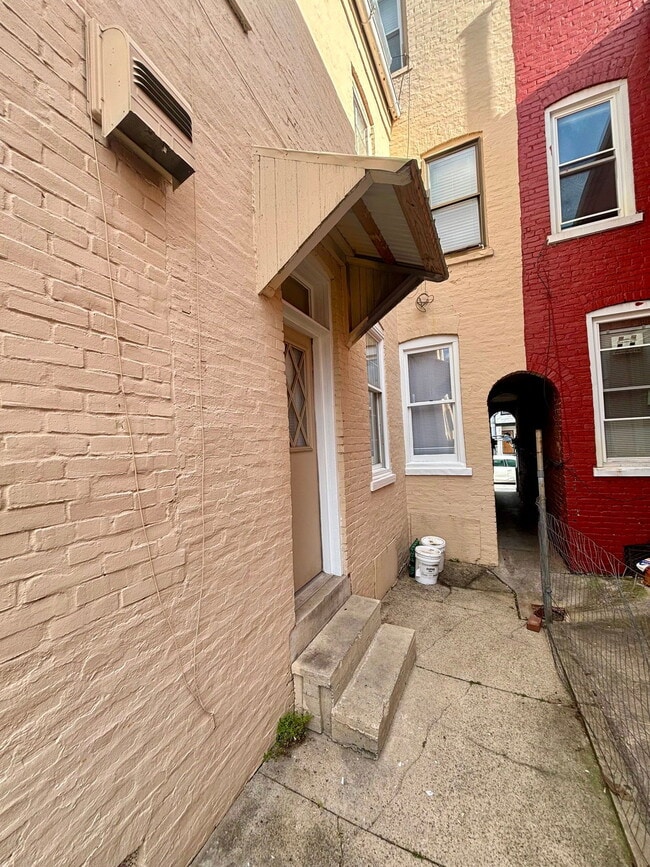 Building Photo - 14 Ruby St