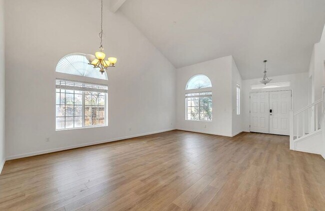 Building Photo - Elegant 5-Bedroom, 3.5-Bathroom Home – Mov...
