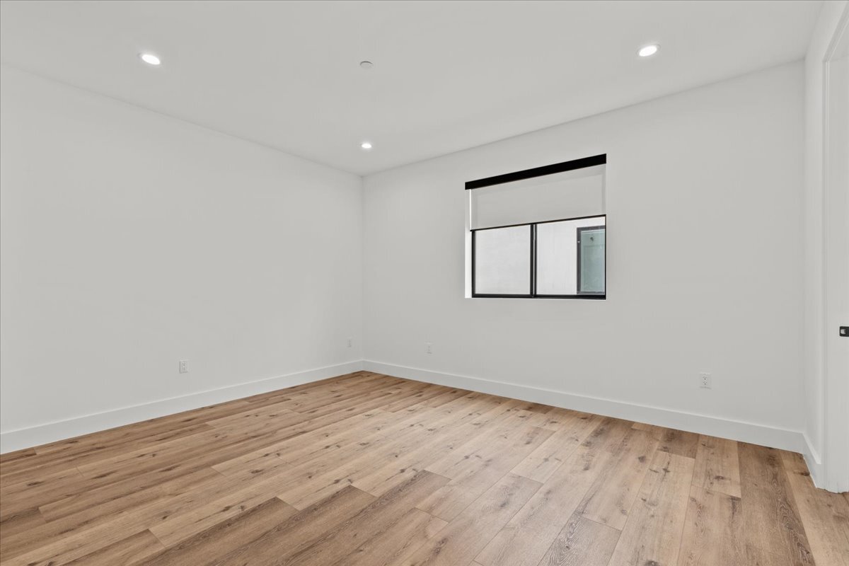 Building Photo - 3973 S Budlong Ave