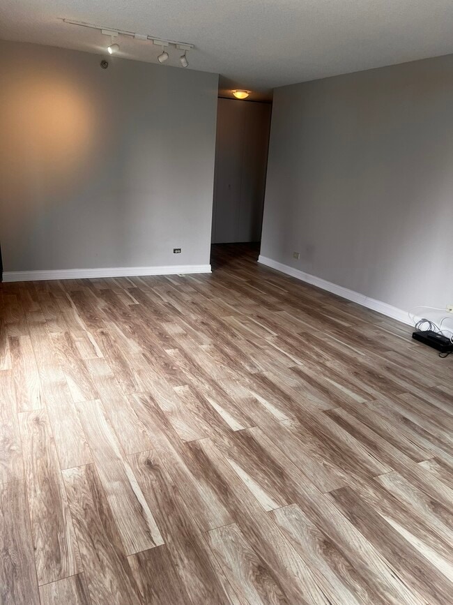 Building Photo - 200 N Dearborn St