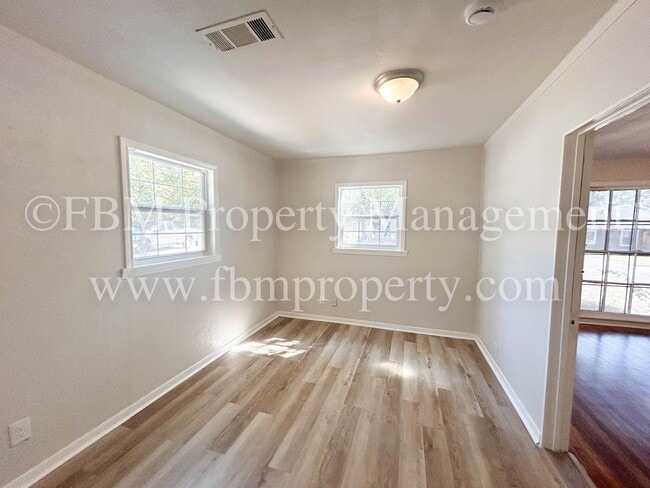 Building Photo - 608 W Lake St