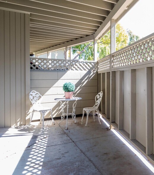 Building Photo - 39118 Sundale Dr