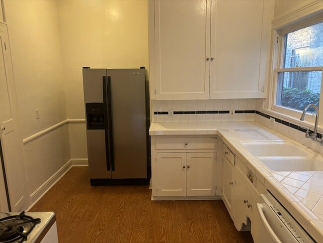 kitchen - 453 N Orange Grove Ave