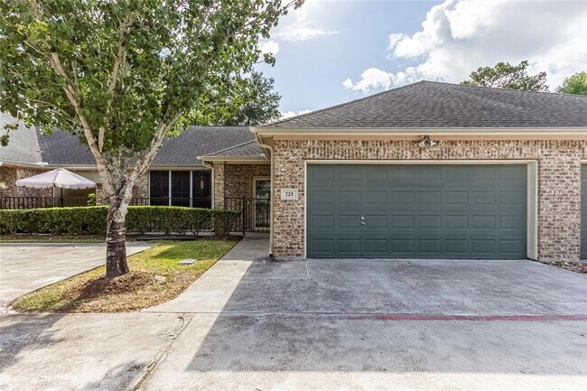 Primary Photo - 725 Cedarwood Dr