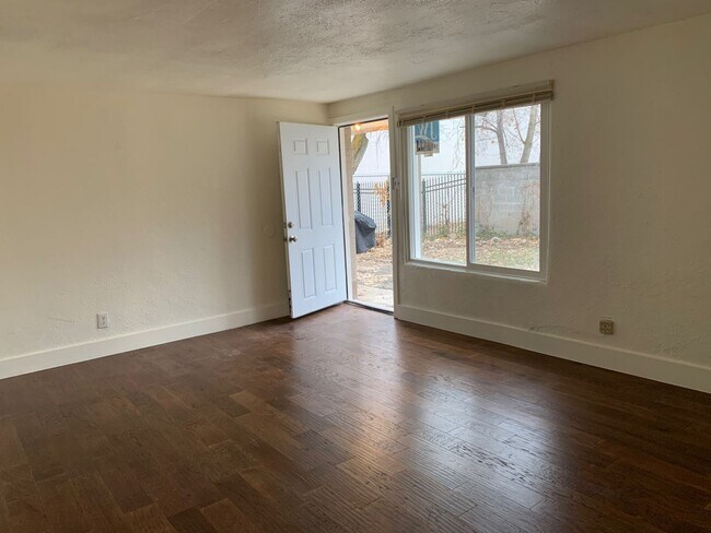 Building Photo - Beautiful Two bedroom , Holladay; 800 sq f...