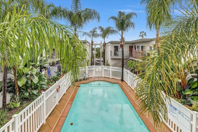 Building Photo - Upstairs 1 Bedroom Condo w/ Parking - Fresh Paint & Carpet!