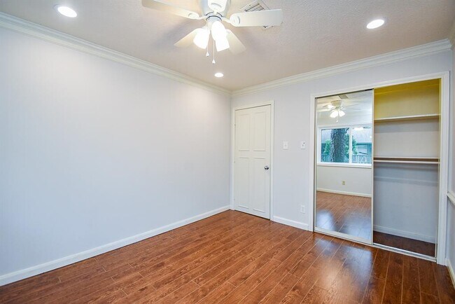 Building Photo - 201 Vanderpool Ln