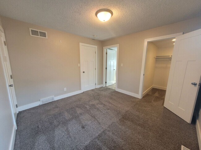 Building Photo - 2 Bedroom, 2 Bathroom Home with large garage!