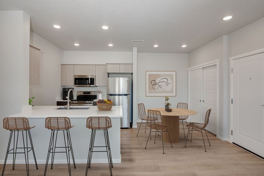 Building Photo - Yellowstone Apartments