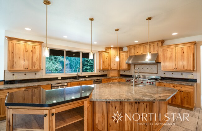 Building Photo - Gorgeous, Gated and Lake Front in Oregon City