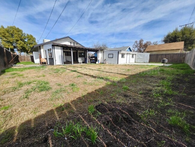 Building Photo - 765 E San Joaquin Ave