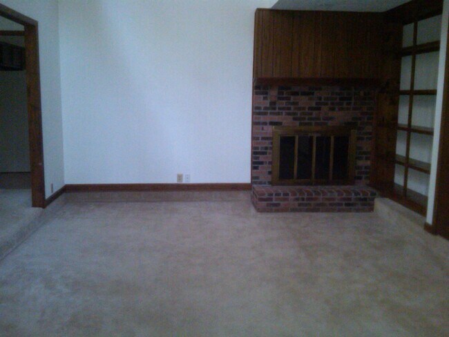 Building Photo - 4852 Rosewell Dr