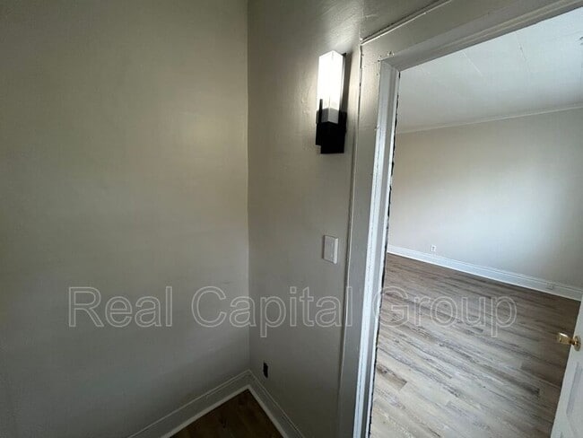 Building Photo - 305 Cable St