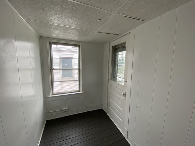 Building Photo - 909 E Philadelphia St