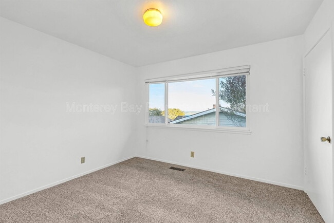 Building Photo - 215 2nd St