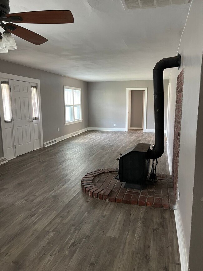 Building Photo - 612 S 8th St