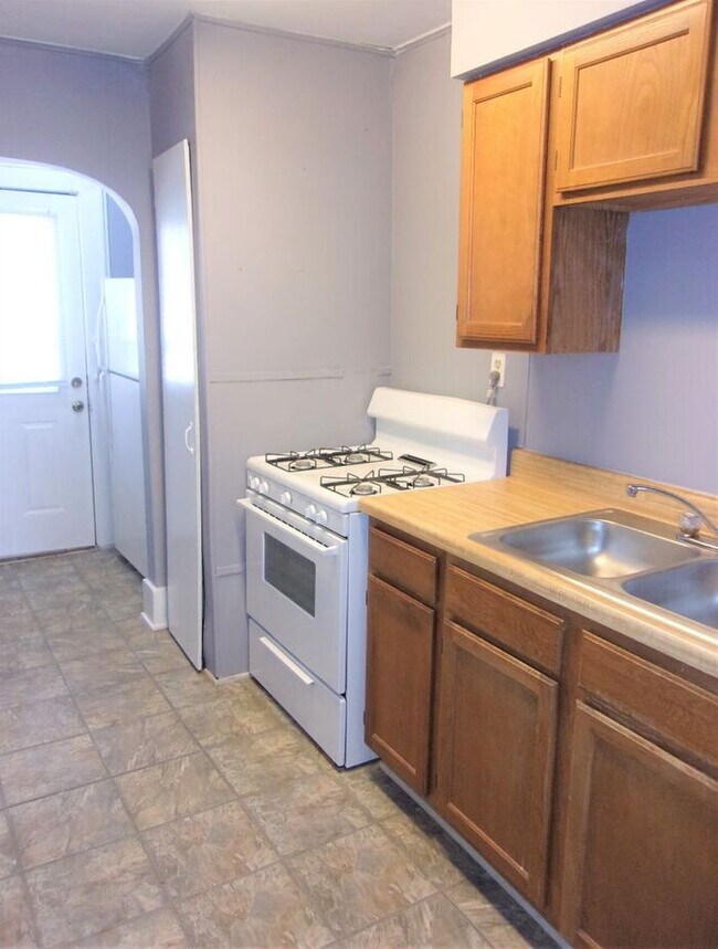 Building Photo - 1 BED 1 BATH 1 CAR DETACHED GARAGE CRESTWO...