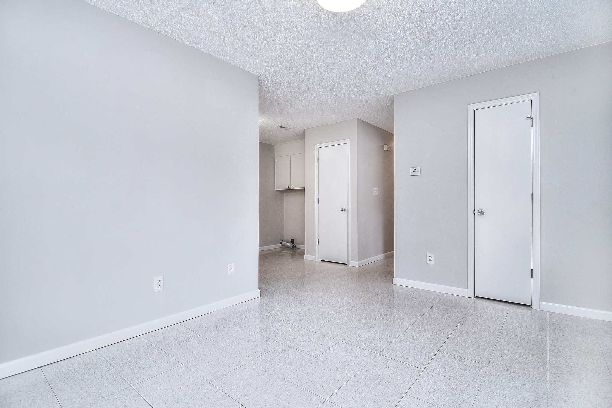 Building Photo - 345 Sunny Hill Dr