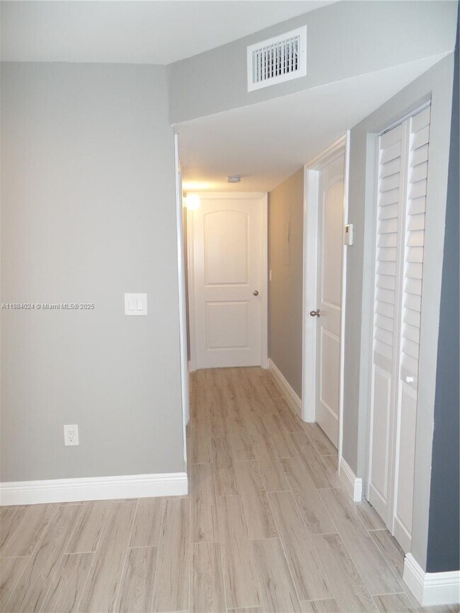 Building Photo - 1263 SW 46th Ave