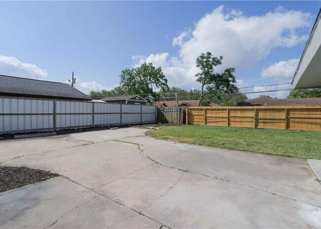 Building Photo - 4013 Kingston Dr
