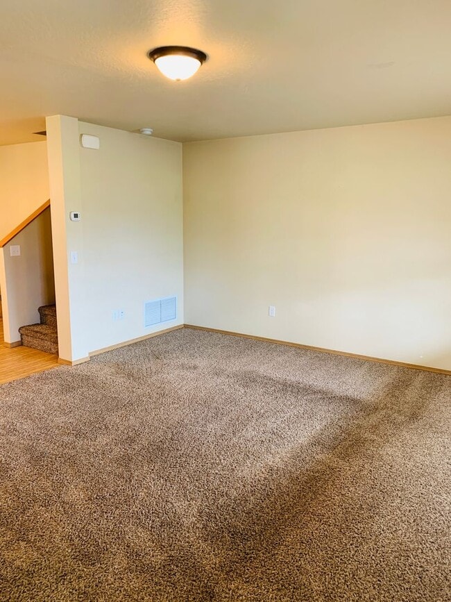 Building Photo - Amazing 3 Bed 2 Bath - Townhouse