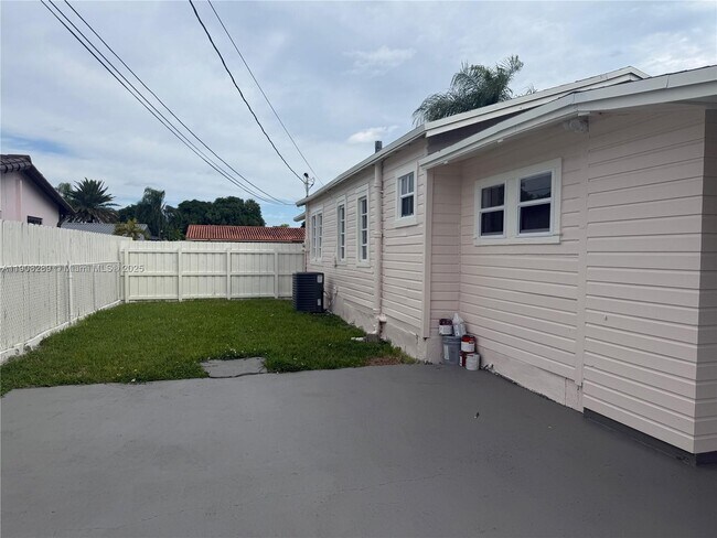 Building Photo - 8242 SW 43rd Terrace