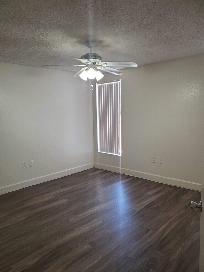 Building Photo - No HOA! North Phoenix 3 Bedroom Home with Large Yard & Garage