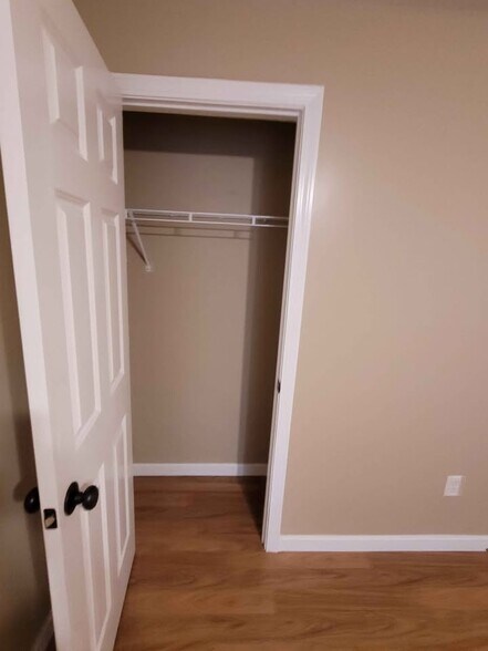 Building Photo - 391 Putnam Pike