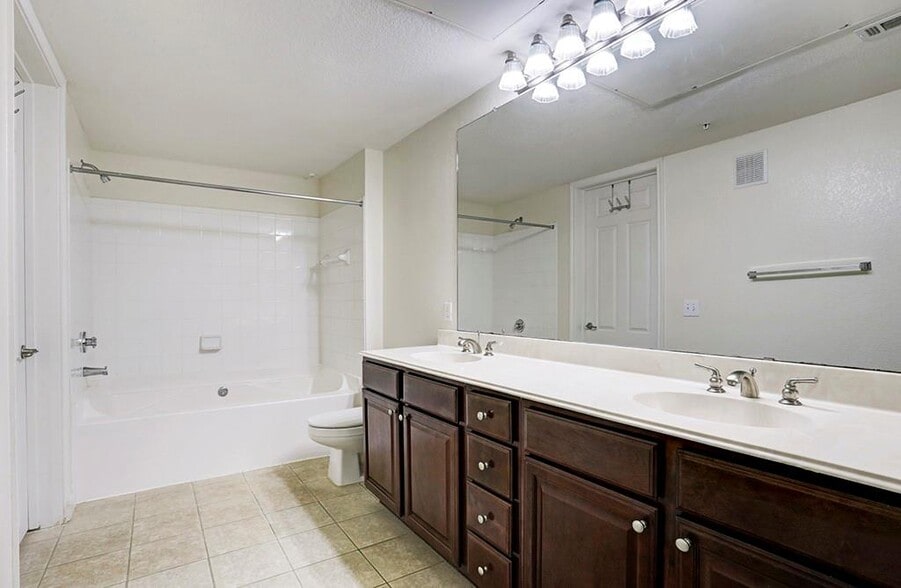 Primary bath - 7575 Kirby Dr