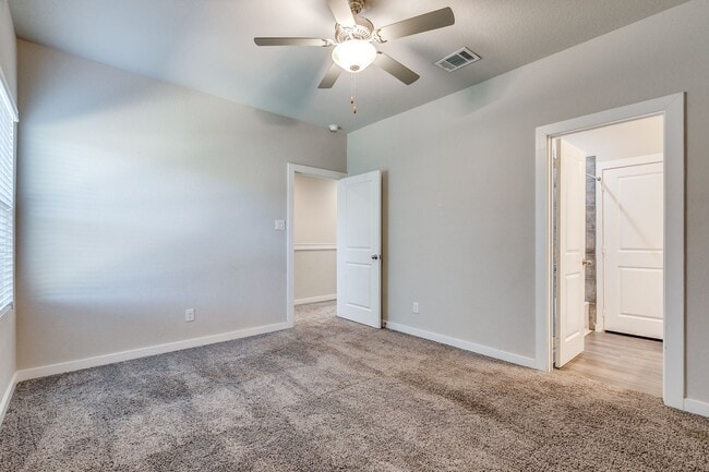 Building Photo - 3-BEDROOM TOWNHOME-STYLE DUPLEX