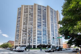Building Photo - 3930 N Pine Grove Ave