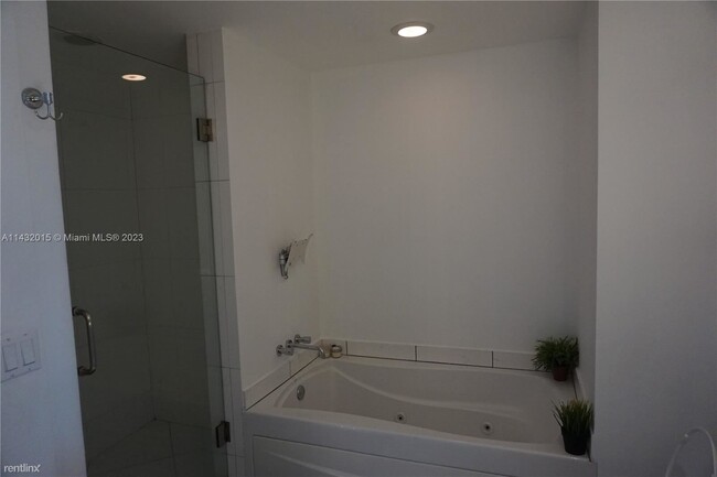 Building Photo - 1 br, 1 bath Condo - 55 SE 6th St Apt 1808