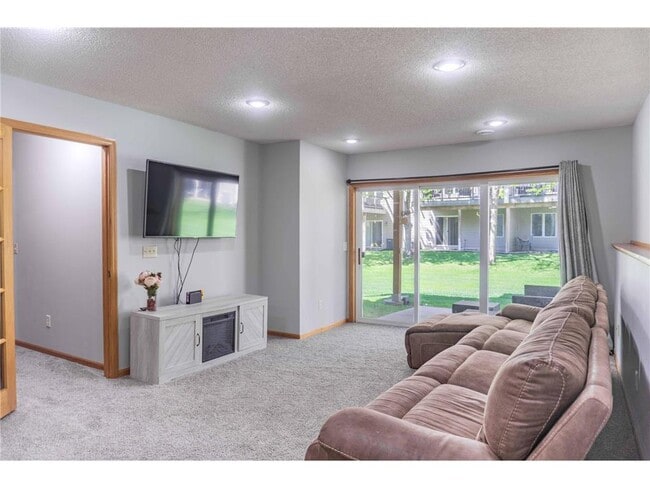 Building Photo - 102X Primrose Ln