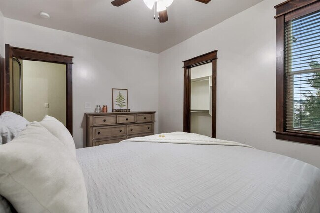 Building Photo - 5605 N Morpheus Pl